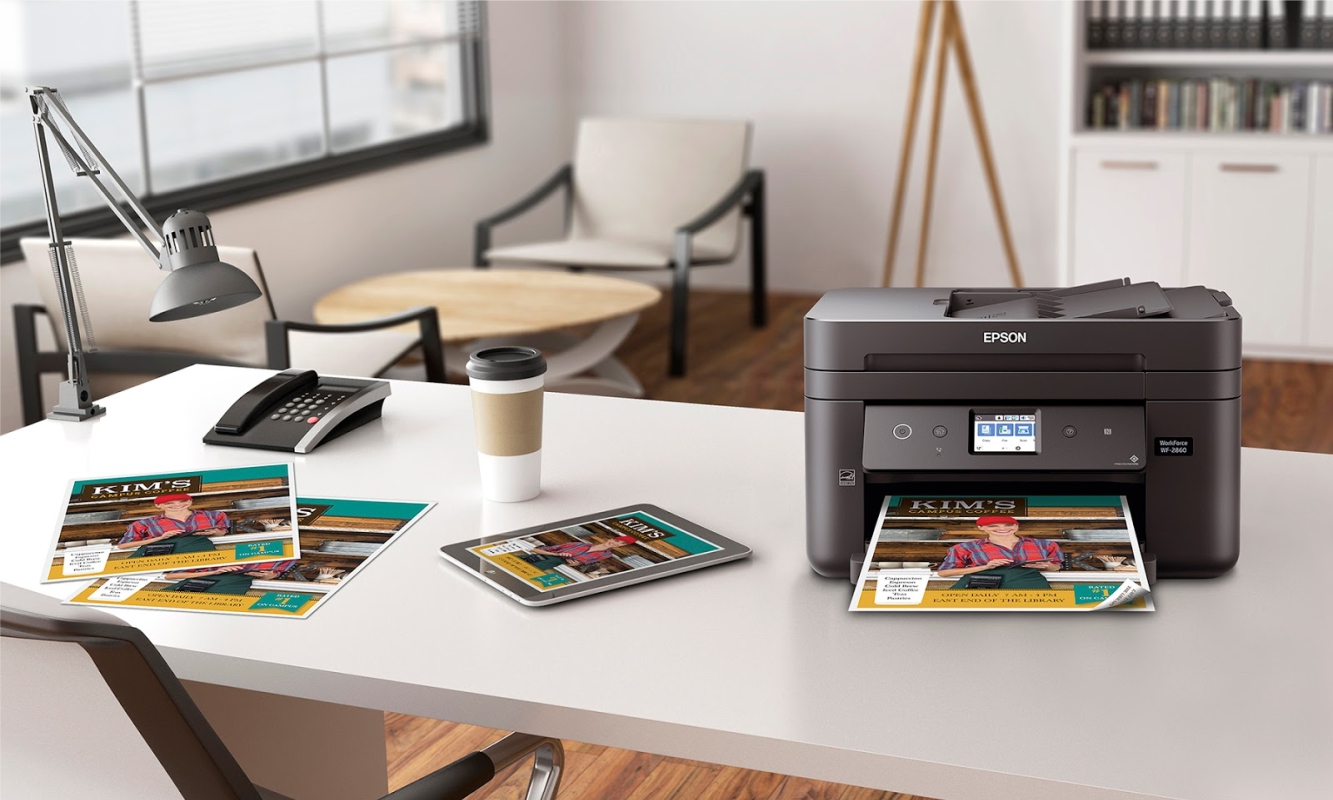 Kancelárska tlačiareň Epson na stole